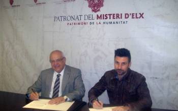 Fernando García y Javier Berenguer firmando el documento de cesión